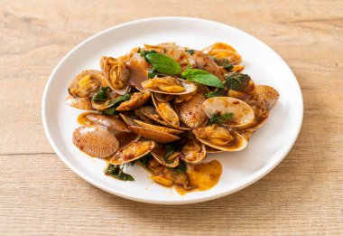 Kızarmış İstiridyeleri Kızarmış Biber Ezmesiyle Karıştır - Asya usulü