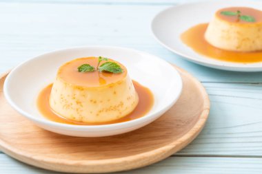 Naneli ev yapımı karamel kremalı puding.