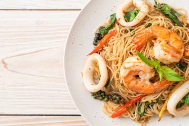 Fesleğenli, biberli, karidesli ve kalamarlı Çin eriştesi. Asya usulü.