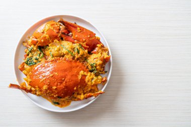 Köri tozuyla kızartılmış yengeç - Deniz ürünleri tarzı