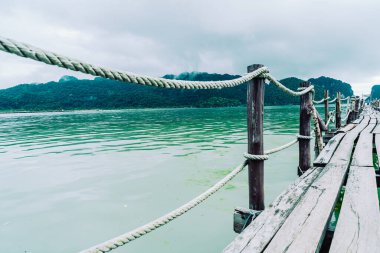 Khanom 'daki Talet Körfezi' ndeki ahşap köprü, Tayland 'daki Nakhon Sri Thammarat turizm beldesi