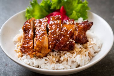 tepesinde ekmek kapısı üzerinde teriyaki soslu ızgara tavuk