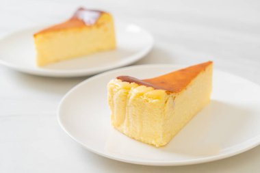 Beyaz tabakta ev yapımı cheesecake.