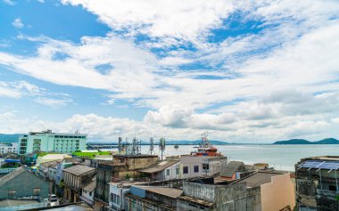 Tayland 'da mavi gökyüzü ve körfez manzaralı Songkla şehri