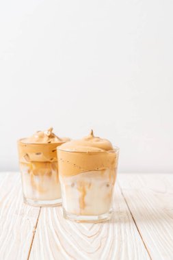 Dalgona kahvesi. Krem şantili buzlu içecek, kahve köpüğü ve süt. Covid-19 şehir karantinası sırasındaki son moda içki, ev konseptinde kalın..