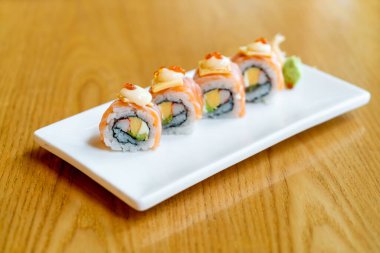 Japon usulü peynirli somon dürümü suşi.