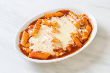 Peynirli Kore soslu Kore pirinç keki, peynirli Peynirli Tokpokki, Peynirli Tteokbokki - Kore yemeği tarzı