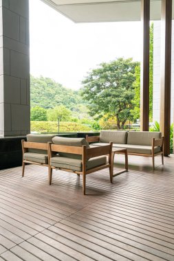 Balkonda boş kanepe süsü