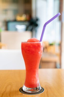 Kafe restoranında karpuz karışımı smoothie bardağı