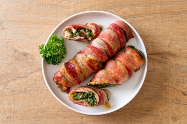 Fırında domuz pastırması, ıspanak ve peynir.