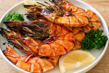 Izgara kaplan karidesi ya da limonlu karides.