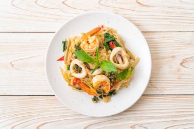 Baharatlı erişteyi deniz yemeğiyle karıştır (Pad Cha Talay) - Tayland yemeği tarzı