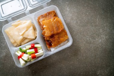 Teslimat kutusunda Pekin Ördeği - Çin yemeği tarzı