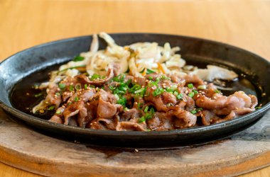 Lahanalı teriyaki domuz eti - Japon yemeği tarzı.