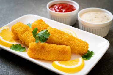 Kızarmış balık çubuğu ya da soslu patates kızartması.