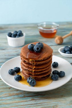 Yaban mersinli ve ballı krep yığını.