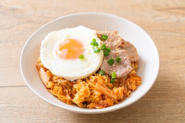 Kore usulü kızarmış yumurta ve domuz etli kimchi pilavı.