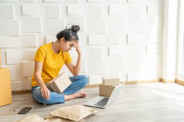 Genç Asyalı kadın dizüstü bilgisayarının önünde stresli ya da depresif hissediyor - online satış kavramı