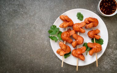 soslu kızarmış sosis şişi.