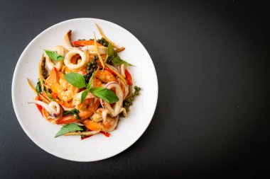 Kızarmış baharatlı deniz yemekleri (Pad Cha Talay) - Tayland yemeği tarzı