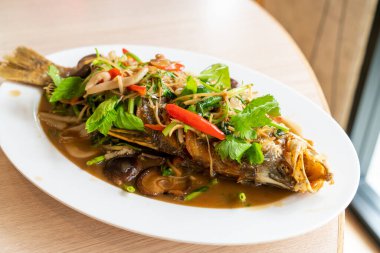 Asya usulü tatlı soslu kızarmış levrek balığı.