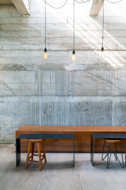 Kafe ve restoranda boş masa ve sandalye.