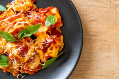 Domates soslu İtalyan tortellini makarnası - İtalyan yemeği tarzı.