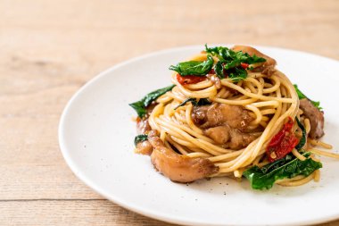 Tavuk ve fesleğenli kızarmış spagetti. Füzyon yemek stili.