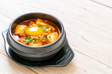 Tofu ve yumurtalı Kimchi Çorbası veya Kore Kimchi Güveci - Kore Yemekleri Geleneksel Tarzı