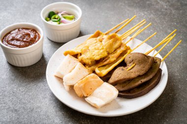 Pork Satay ve Ciğer Satay. Ekmek, fıstık sosu ve turşu. Salatalık dilimleri ve soğan sirkeli.