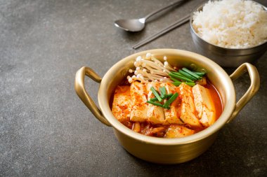 Tofu ve yumurtalı Kimchi Çorbası veya Kore Kimchi Güveci - Kore Yemekleri Geleneksel Tarzı