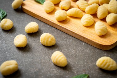 Geleneksel İtalyan gnocchi makarnası - İtalyan yemek tarzı.