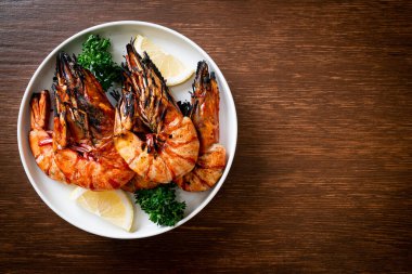 Izgara kaplan karidesi ya da limonlu karides.