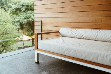 Boş kanepe ya da balkondaki kanepe rahatlamak için.