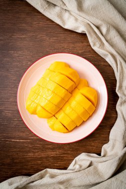 Tabakta dilimlenmiş taze ve altın mango