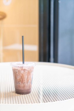 Kahve dükkanında buzlu çikolatalı milkshake.
