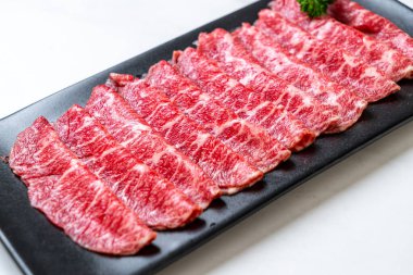 Sukiyaki ve Shabu ya da Yakiniku 'ya servis edilen mermer dokulu taze et.