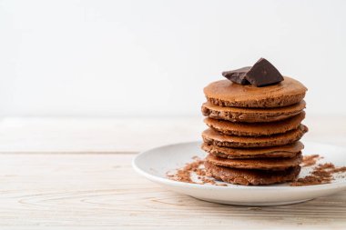 Çikolatalı krep yığını.