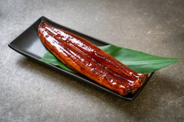 Izgara yılan balığı ya da soslu ızgara unagi (Kabayaki) - Japon yemeği..