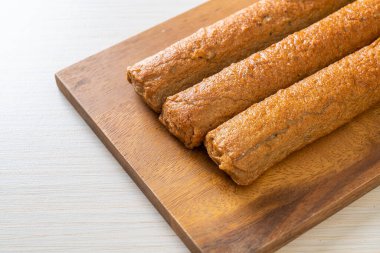 Kızarmış Çin balık köftesi ya da tahta üzerinde balık köftesi.