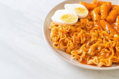 Baharatlı Kore soslu Ramen veya Kore hazır eriştesi ve Tteokbokki - Kore yemeği tarzı