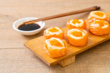 Mayonez ve karides yumurtalı taze somon suşisi. Japon usulü.