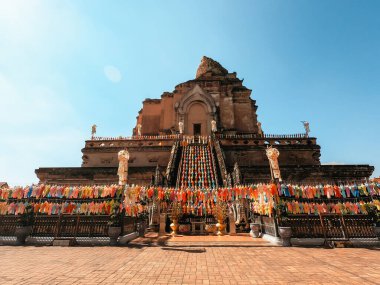 Wat Chedi Luang Varavihara Tayland 'daki Chiang Mai' de büyük bir tapınak..