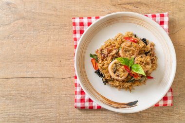 Ev yapımı Basil ve Baharatlı Bitki Kızarmış Pirinç Kalamar veya Ahtapot - Asya yemek tarzı