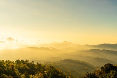 Tayland 'daki Chiang Mai' de bulutlu güzel bir dağ tabakası ve gün doğumu.