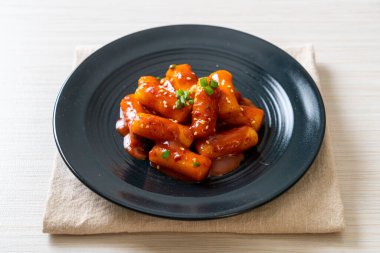 Baharatlı soslu Kore pirinç keki çubuğu (Tteokbokki) - Kore yemeği tarzı