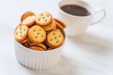 Hindistan cevizli bisküvi ve ananas reçeli.