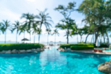 Lüks otel tatil beldesinde yüzme havuzu etrafında soyut bulanık yatak havuzu - tatil konsepti