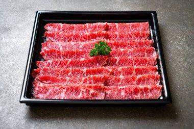 Sukiyaki ve Shabu ya da Yakiniku 'ya servis edilen mermer dokulu taze et.