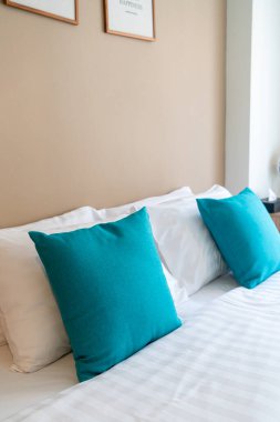 güzel ve rahat yastıklar yatak odasındaki süslemeler